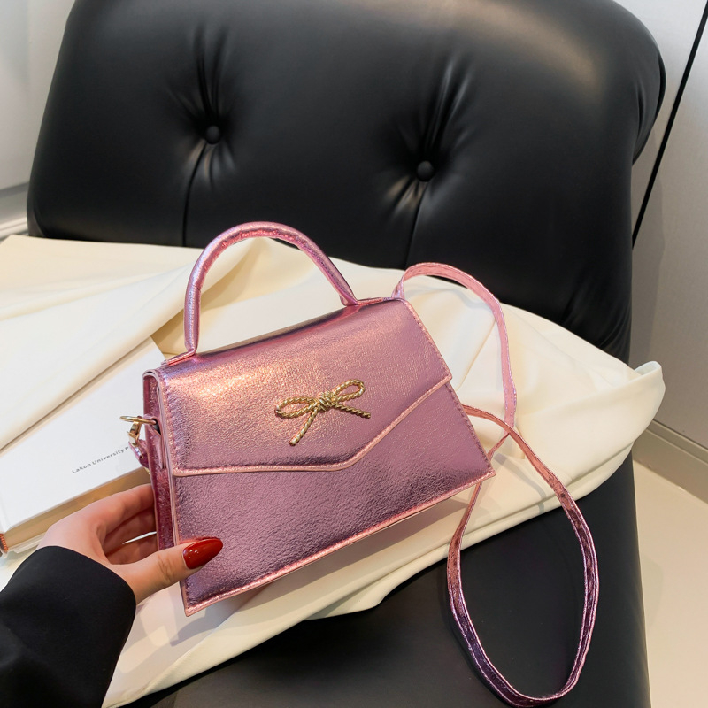 Geantă crossbody din PU, formă orizontal pătrată, închidere cu capac, curea unică, stil stradal