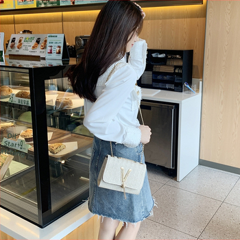 Dámska PU kožená štvorcová taška s retiazkovým popruhom, kovové strapce a kryt na zapínanie