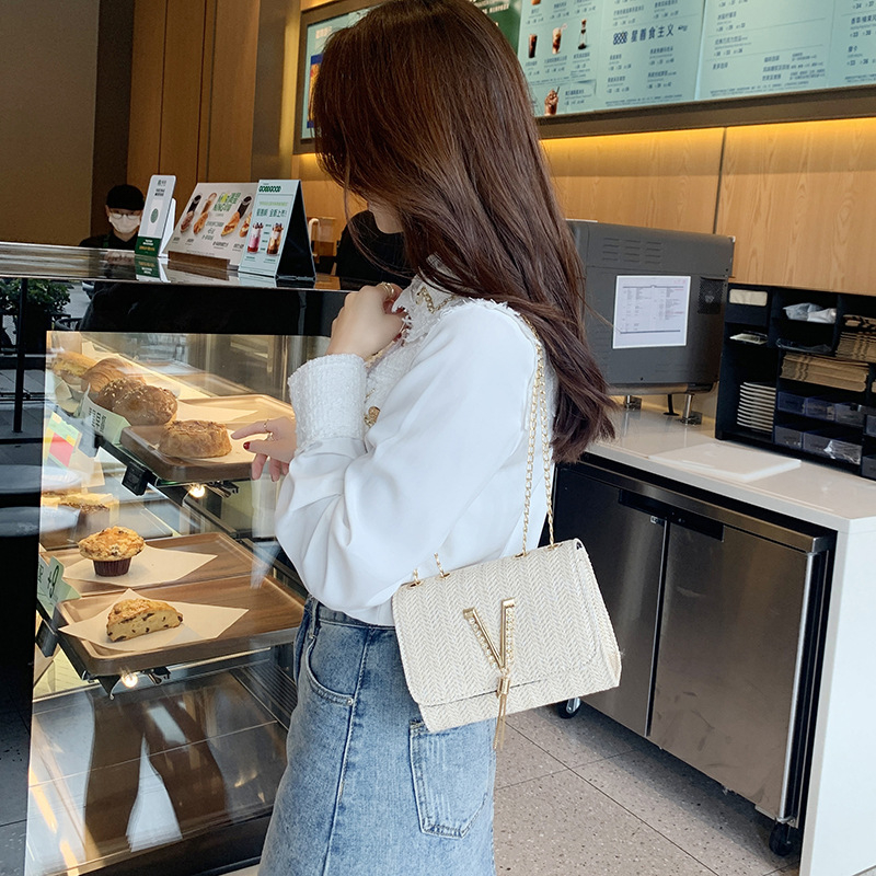 Ženska PU kožna kvadratna torba s lančanim remenom, metalnim kićankama i zatvaranjem poklopca