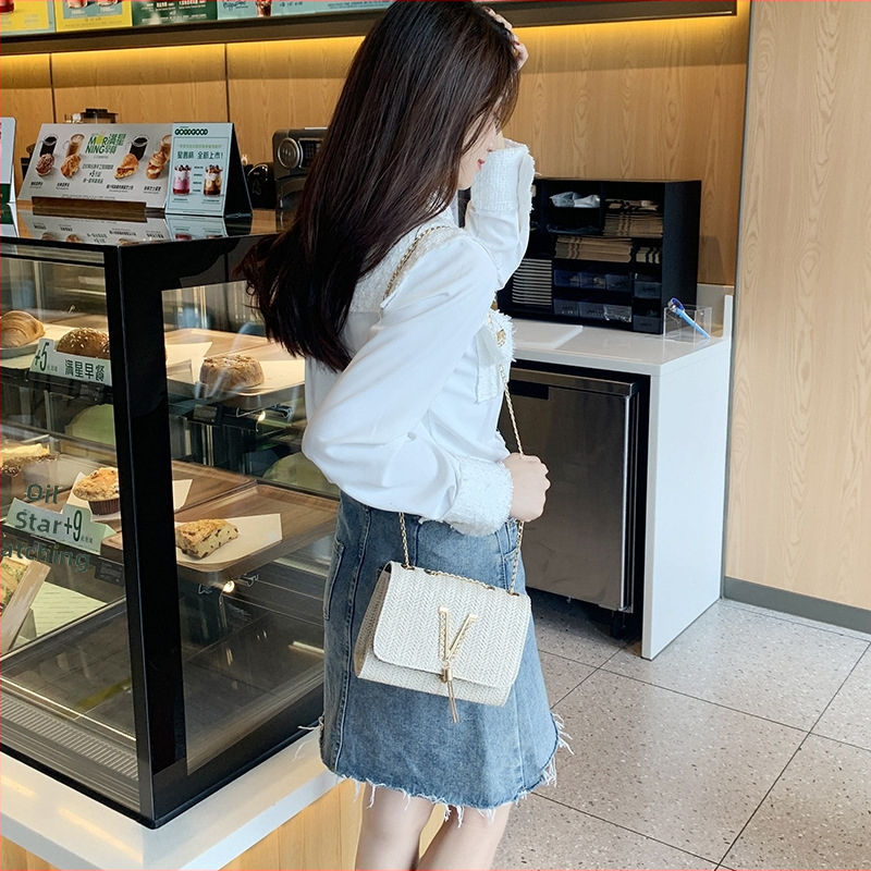 Dámska PU kožená štvorcová taška s retiazkovým popruhom, kovové strapce a kryt na zapínanie