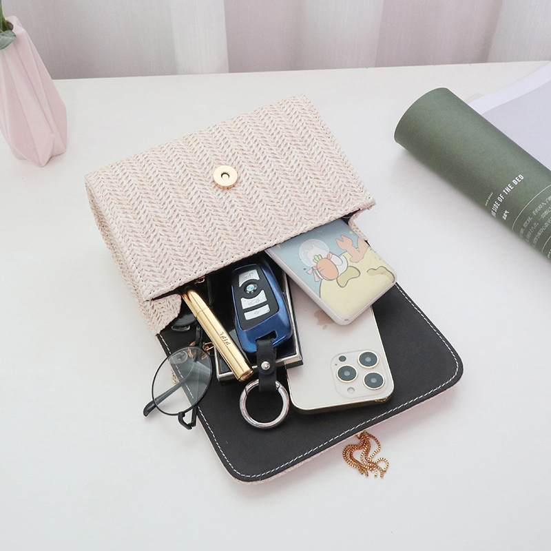 Ženska PU kožna kvadratna torba s lančanim remenom, metalnim kićankama i zatvaranjem poklopca