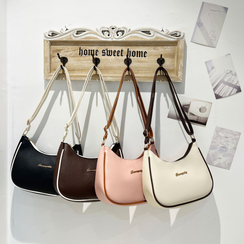 Γυναικεία τσάντα PVC crossbody, οριζόντιο τετράγωνο σχήμα, κλείσιμο με φερμουάρ, επένδυση πολυεστέρα, εσωτερικές θήκες για κινητό και ID