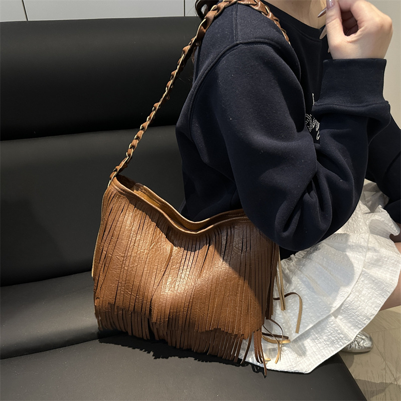 Torba preko ramena s resicama, ulični stil, PU materijal, horizontalni kvadratni oblik, zatvaranje na zip, poliester podstava, unutarnji ID džep, dvije naramenice