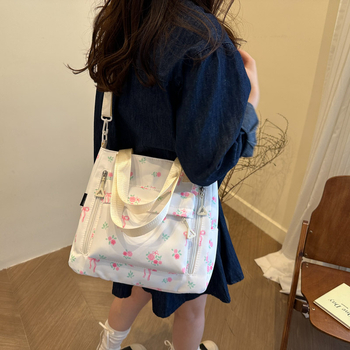 Tote torba Mori stilu s japanskim floralnim uzorkom, zatvaranje na zip, podstava od poliestera, horizontalni kvadratni oblik, jedna naramenica