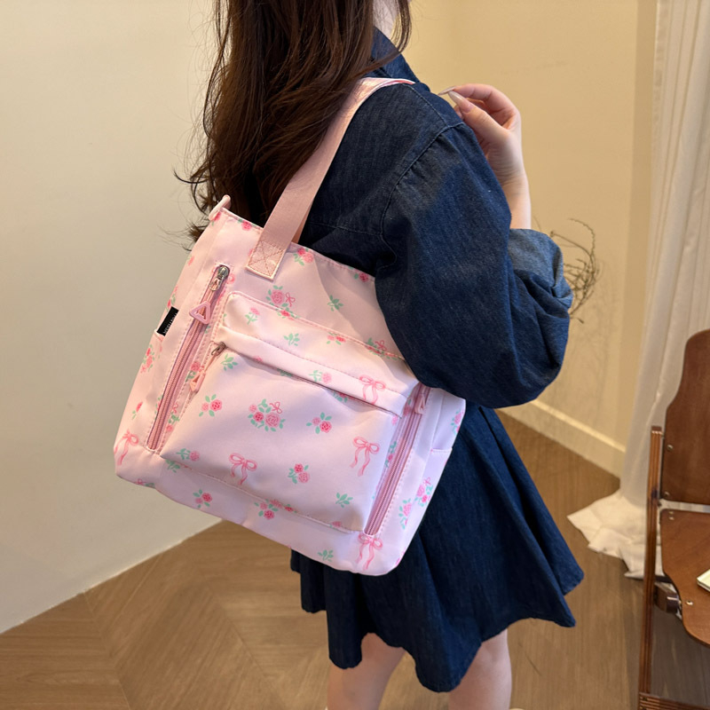 Tote torba Mori stilu s japanskim floralnim uzorkom, zatvaranje na zip, podstava od poliestera, horizontalni kvadratni oblik, jedna naramenica