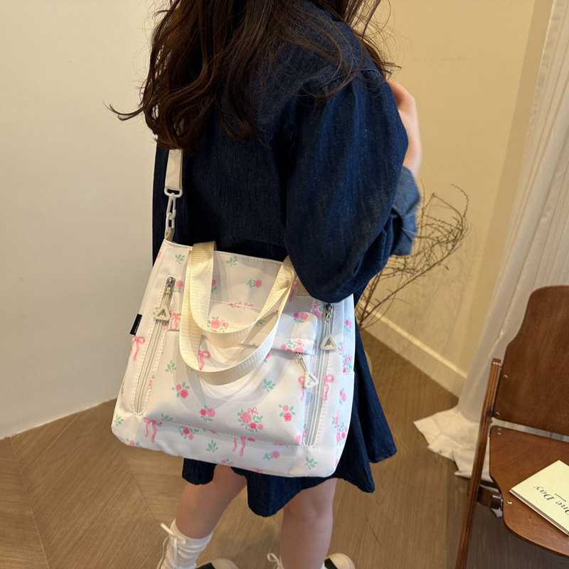 Tote torba Mori stilu s japanskim floralnim uzorkom, zatvaranje na zip, podstava od poliestera, horizontalni kvadratni oblik, jedna naramenica