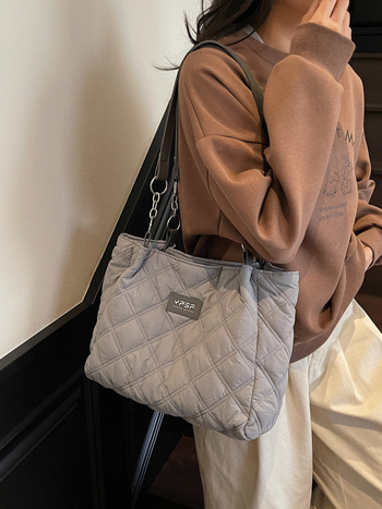 Pamuk tote torba, velika kapacitet, quiltirani uzorak, gradski minimalistički stil, zatvaranje na zip, unutarnje pretince (zip, mobitel, ID, kamera)