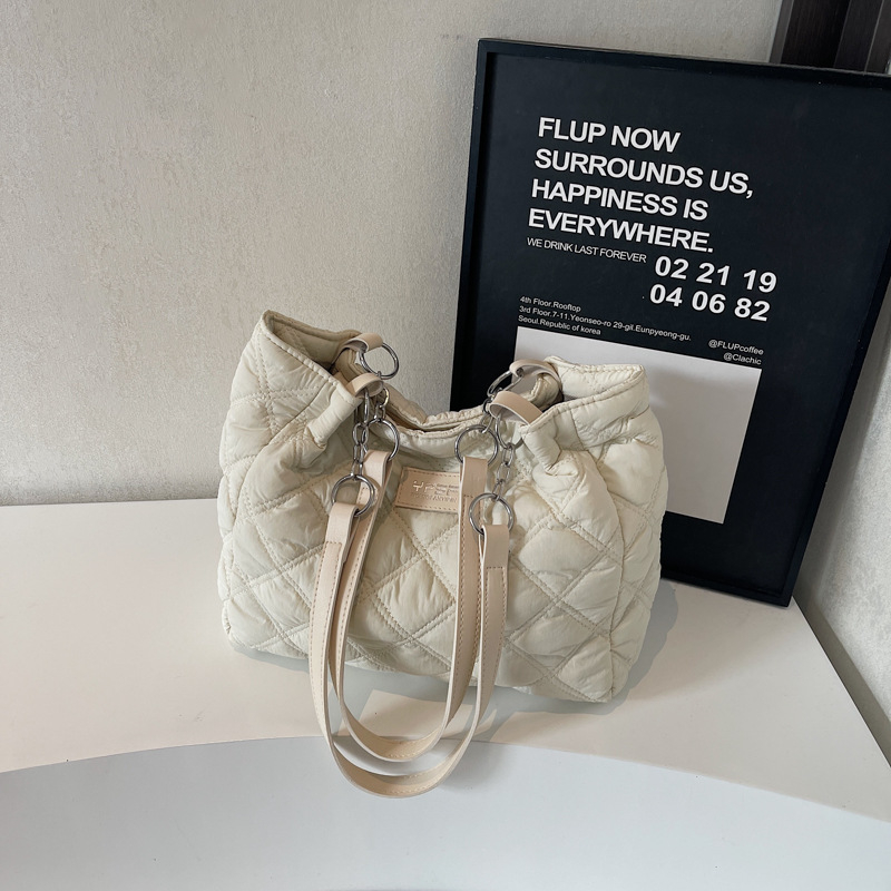 Pamuk tote torba, velika kapacitet, quiltirani uzorak, gradski minimalistički stil, zatvaranje na zip, unutarnje pretince (zip, mobitel, ID, kamera)