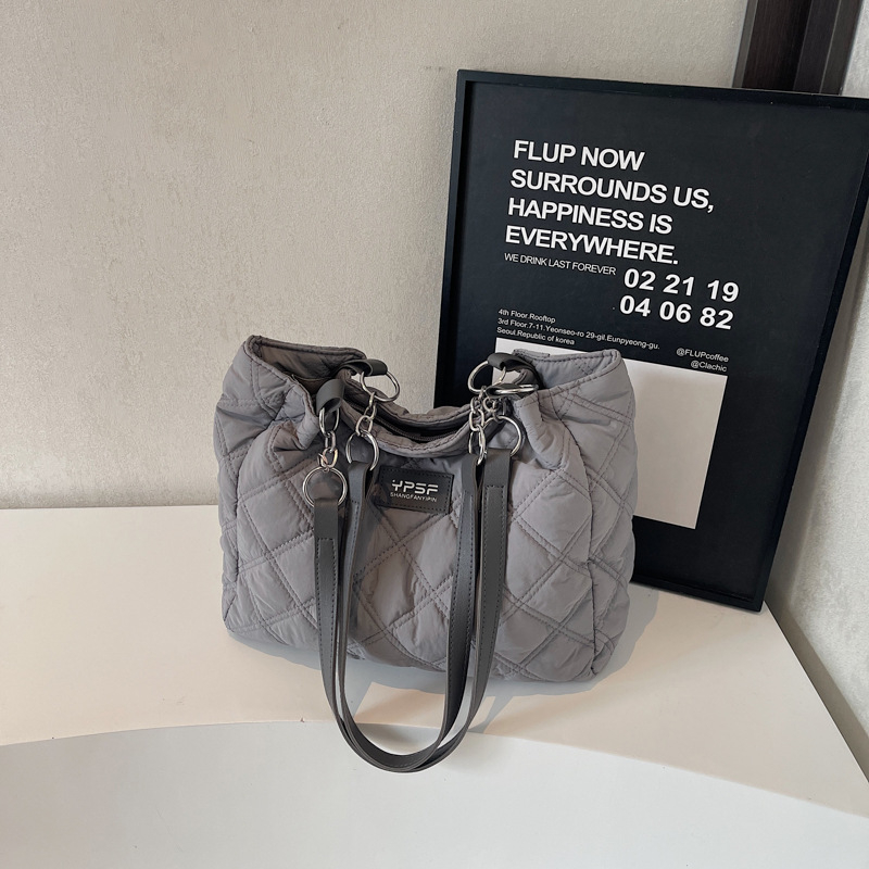 Pamuk tote torba, velika kapacitet, quiltirani uzorak, gradski minimalistički stil, zatvaranje na zip, unutarnje pretince (zip, mobitel, ID, kamera)