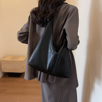 Tote torba od PU materijala, kofer-stil, magnetsko zatvaranje, unutarnja džep sa zipom, srednje mekoća, jesen 2024