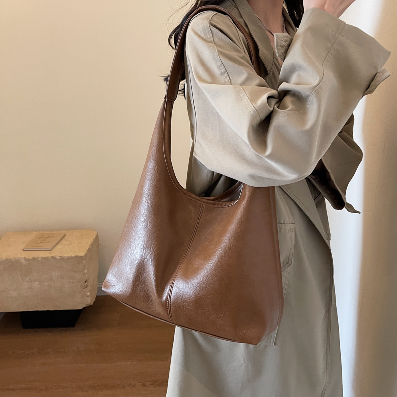 Tote torba od PU materijala, kofer-stil, magnetsko zatvaranje, unutarnja džep sa zipom, srednje mekoća, jesen 2024