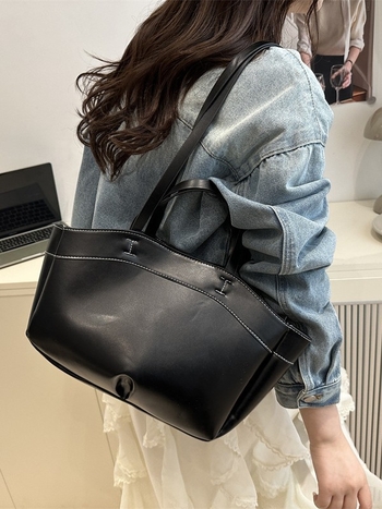 Torba kofa za rame — gradski jednostavan stil; PU materijal; horizontalni kvadratni oblik; zatvaranje na zip; pretinac za mobitel