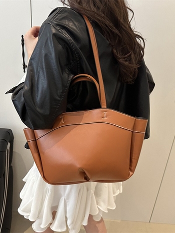 Torba kofa za rame — gradski jednostavan stil; PU materijal; horizontalni kvadratni oblik; zatvaranje na zip; pretinac za mobitel