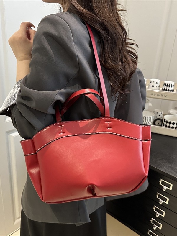 Torba kofa za rame — gradski jednostavan stil; PU materijal; horizontalni kvadratni oblik; zatvaranje na zip; pretinac za mobitel