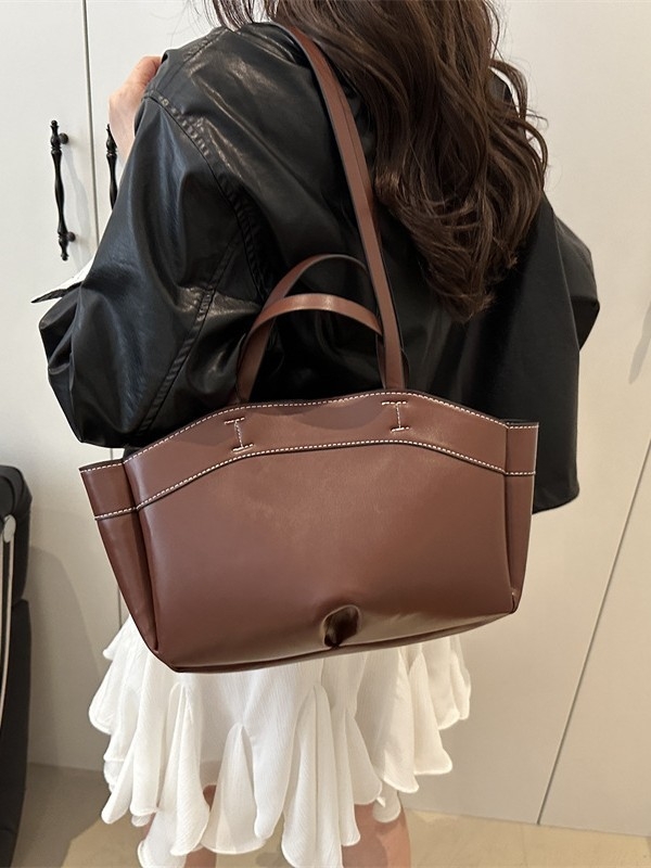 Torba kofa za rame — gradski jednostavan stil; PU materijal; horizontalni kvadratni oblik; zatvaranje na zip; pretinac za mobitel