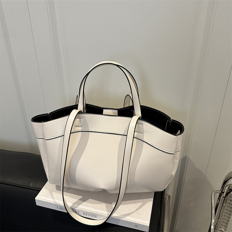 Torba kofa za rame — gradski jednostavan stil; PU materijal; horizontalni kvadratni oblik; zatvaranje na zip; pretinac za mobitel