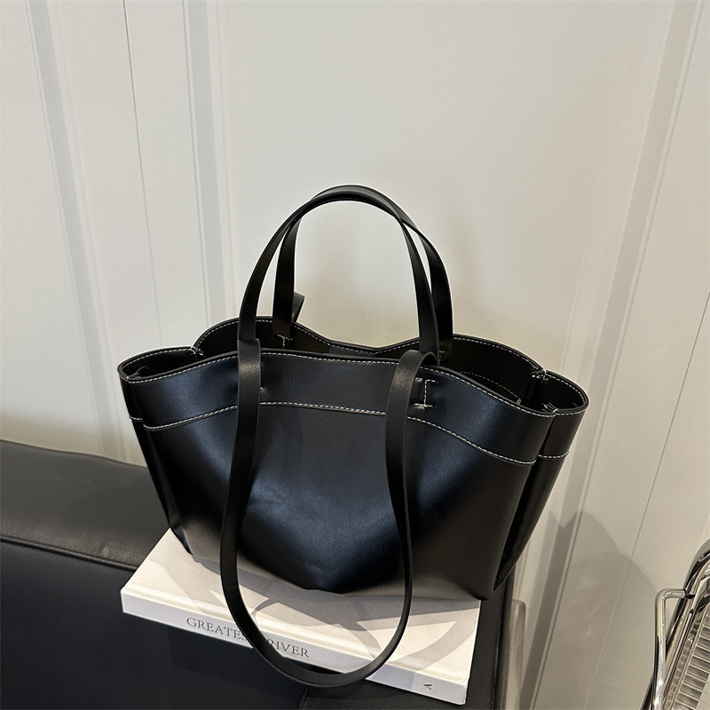 Torba kofa za rame — gradski jednostavan stil; PU materijal; horizontalni kvadratni oblik; zatvaranje na zip; pretinac za mobitel