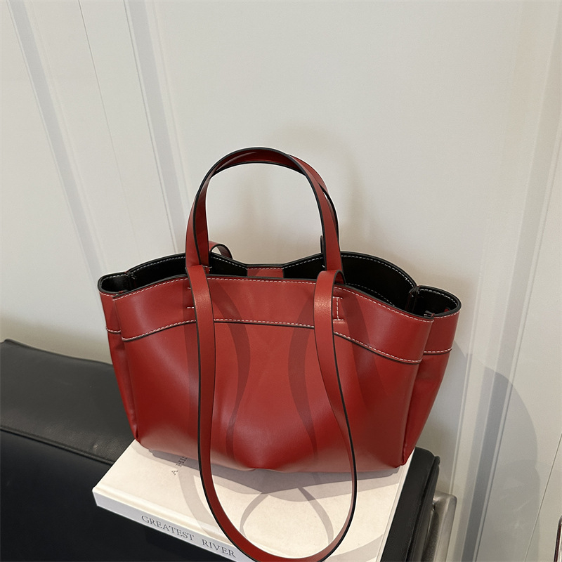 Torba kofa za rame — gradski jednostavan stil; PU materijal; horizontalni kvadratni oblik; zatvaranje na zip; pretinac za mobitel