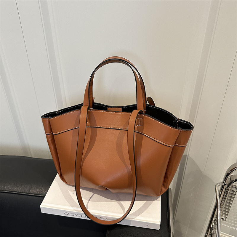 Torba kofa za rame — gradski jednostavan stil; PU materijal; horizontalni kvadratni oblik; zatvaranje na zip; pretinac za mobitel