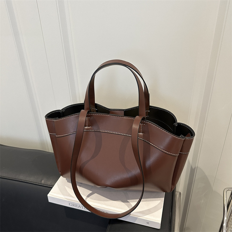 Torba kofa za rame — gradski jednostavan stil; PU materijal; horizontalni kvadratni oblik; zatvaranje na zip; pretinac za mobitel