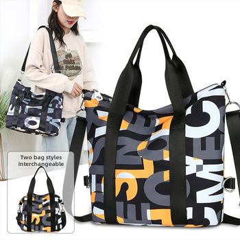 Taška typu tote z Oxfordskej tkaniny, podšívka z polyesteru, vodorovný štvorcový tvar, zipsové zapínanie a tri ramenné popruhy.