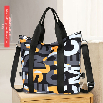 Taška typu tote z Oxfordskej tkaniny, podšívka z polyesteru, vodorovný štvorcový tvar, zipsové zapínanie a tri ramenné popruhy.