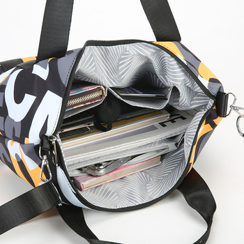 Torba tote od Oxford tkanine, poliesterna podstava, vodoravni kvadratni oblik, zatvaranje zatvaračem i tri naramenice.