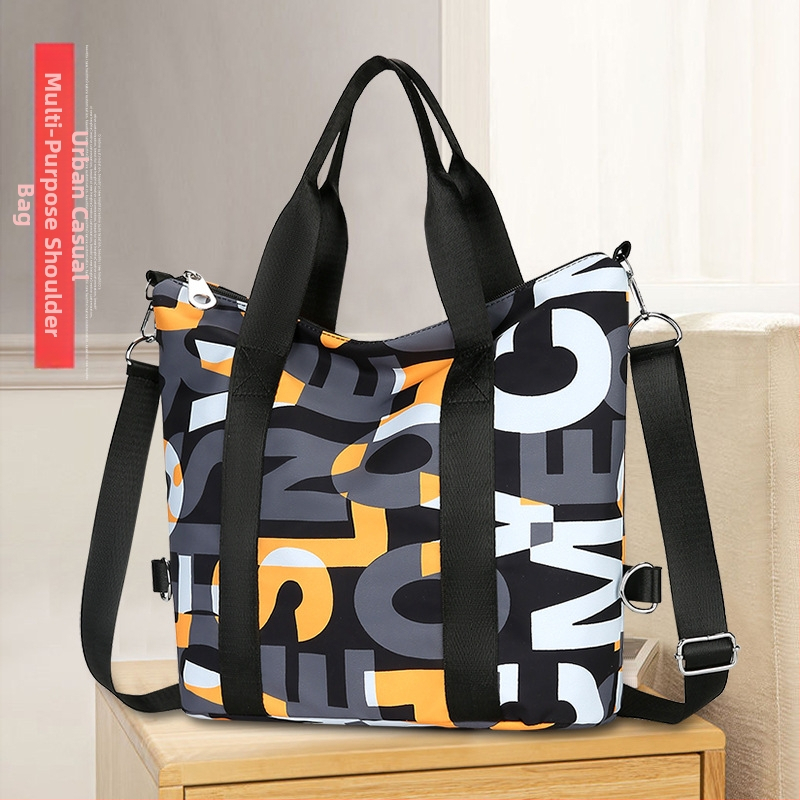 Taška typu tote z Oxfordskej tkaniny, podšívka z polyesteru, vodorovný štvorcový tvar, zipsové zapínanie a tri ramenné popruhy.