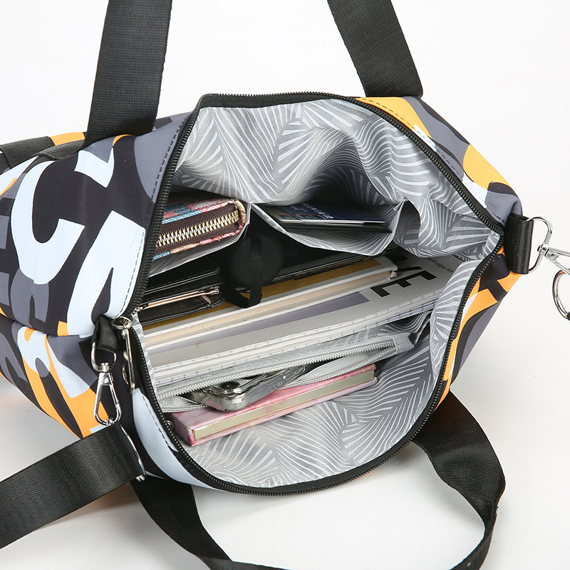 Torba tote od Oxford tkanine, poliesterna podstava, vodoravni kvadratni oblik, zatvaranje zatvaračem i tri naramenice.