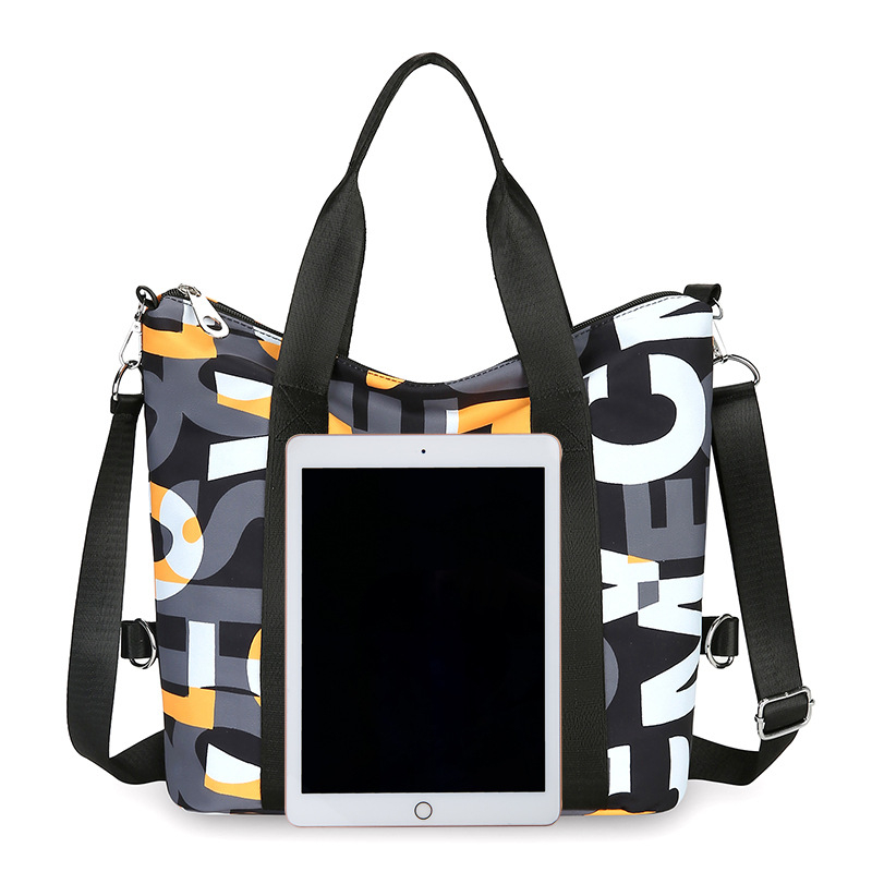 Torba tote od Oxford tkanine, poliesterna podstava, vodoravni kvadratni oblik, zatvaranje zatvaračem i tri naramenice.