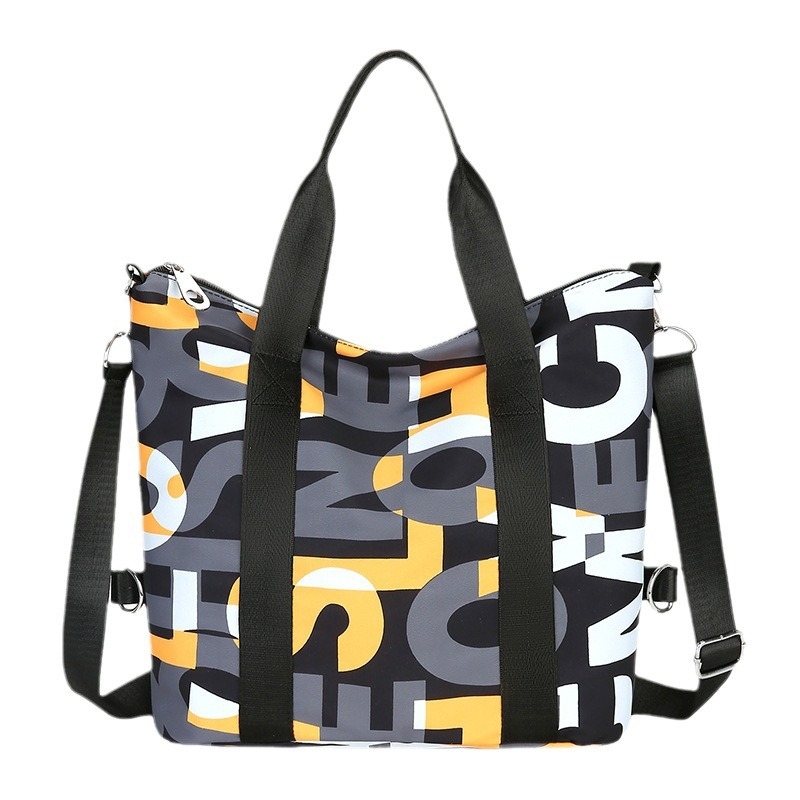 Torba tote od Oxford tkanine, poliesterna podstava, vodoravni kvadratni oblik, zatvaranje zatvaračem i tri naramenice.