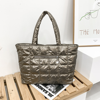 Najlon tote torba sa zatvaračem, horizontalni kvadratni oblik, poliester podstava, unutarnji džepovi za telefon i identifikacijsku karticu.