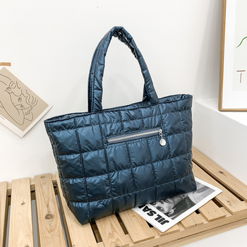 Najlon tote torba sa zatvaračem, horizontalni kvadratni oblik, poliester podstava, unutarnji džepovi za telefon i identifikacijsku karticu.