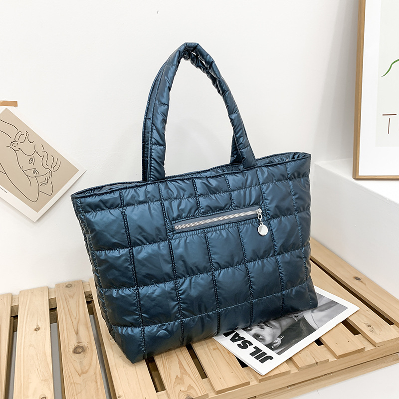 Najlon tote torba sa zatvaračem, horizontalni kvadratni oblik, poliester podstava, unutarnji džepovi za telefon i identifikacijsku karticu.