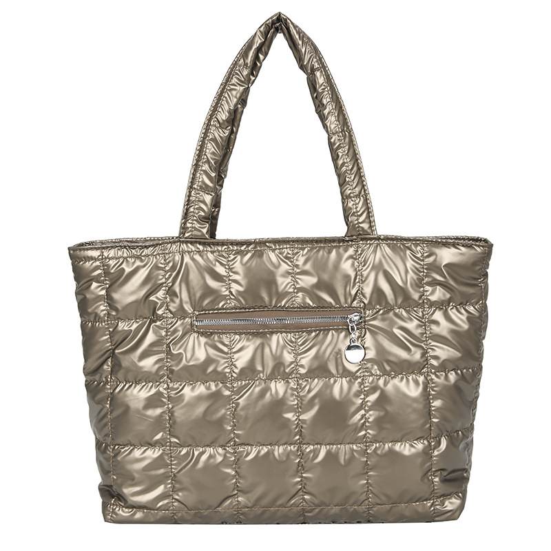 Najlon tote torba sa zatvaračem, horizontalni kvadratni oblik, poliester podstava, unutarnji džepovi za telefon i identifikacijsku karticu.