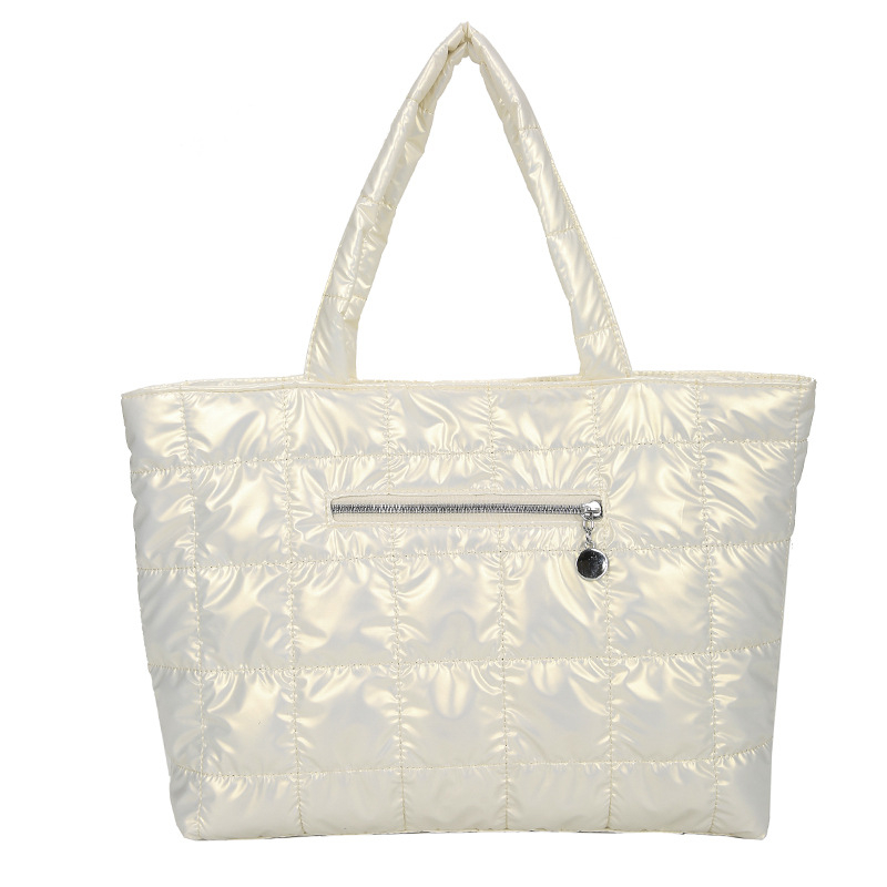 Najlon tote torba sa zatvaračem, horizontalni kvadratni oblik, poliester podstava, unutarnji džepovi za telefon i identifikacijsku karticu.