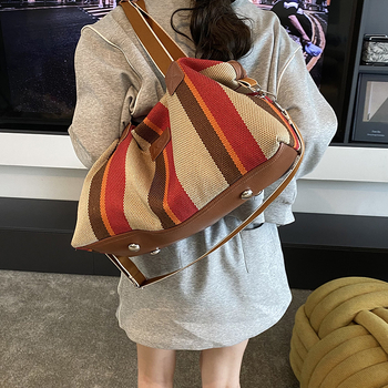 Utazótáska street-stílusban, PU anyag, vízszintes négyzetes forma, cipzáras nyitás, poliészter bélés, 2025 nyár