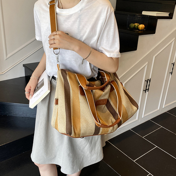 Utazótáska street-stílusban, PU anyag, vízszintes négyzetes forma, cipzáras nyitás, poliészter bélés, 2025 nyár