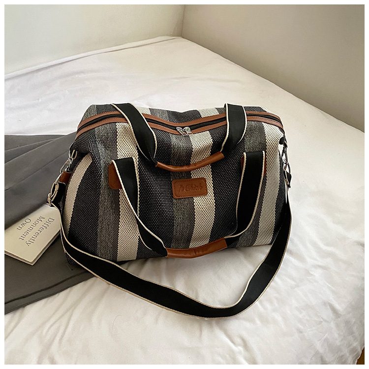 Utazótáska street-stílusban, PU anyag, vízszintes négyzetes forma, cipzáras nyitás, poliészter bélés, 2025 nyár