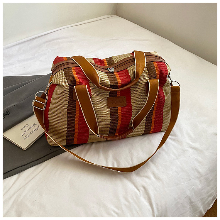 Utazótáska street-stílusban, PU anyag, vízszintes négyzetes forma, cipzáras nyitás, poliészter bélés, 2025 nyár