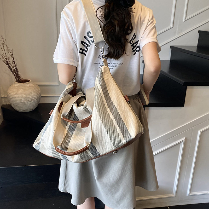 Utazótáska street-stílusban, PU anyag, vízszintes négyzetes forma, cipzáras nyitás, poliészter bélés, 2025 nyár