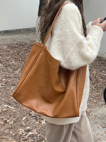 PU tote torba, magnetsko zatvaranje, podstava od poliestera, unutarnja džep za mobitel, dvostruke naramenice