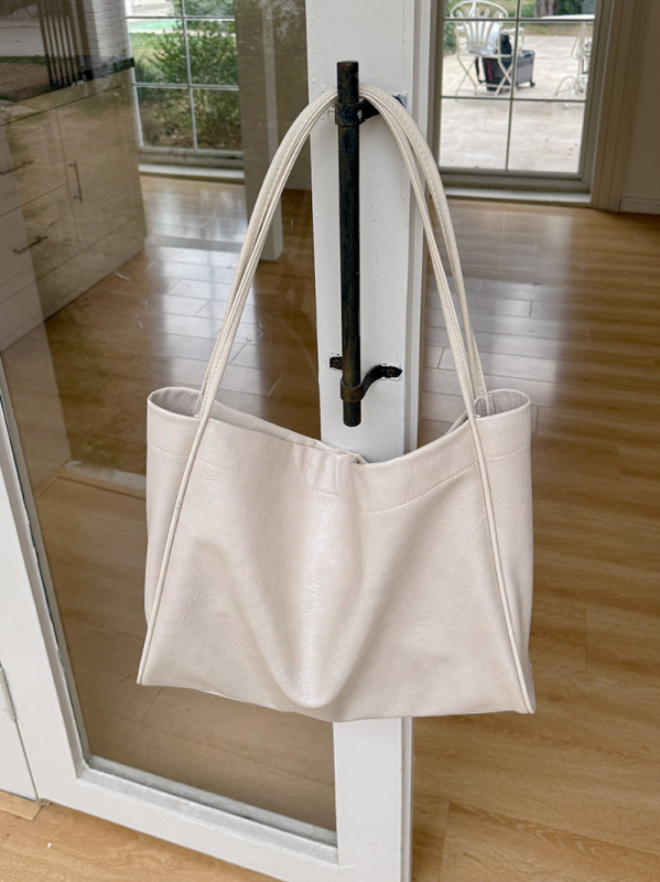 PU tote torba, magnetsko zatvaranje, podstava od poliestera, unutarnja džep za mobitel, dvostruke naramenice