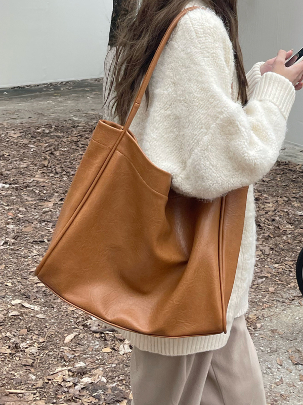 PU tote torba, magnetsko zatvaranje, podstava od poliestera, unutarnja džep za mobitel, dvostruke naramenice