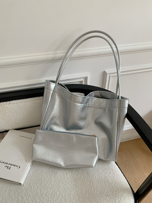 PU tote torba, magnetsko zatvaranje, podstava od poliestera, unutarnja džep za mobitel, dvostruke naramenice