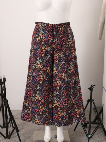 Női boho tollas mintás széles lábú nadrág, poliészter-spandex, tavasz 2025, street hipster stílus, laza derekú, kollázs részlet