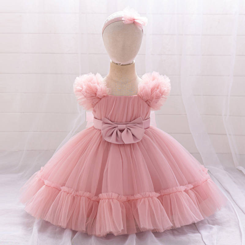 Детска принцова рокля с набрани плисирани панели и мрежеста тъкан, пухкав силует; основен материал: полиестер; подплата: памук; обработка: ензимно пране; подходяща за възраст 1–3 години