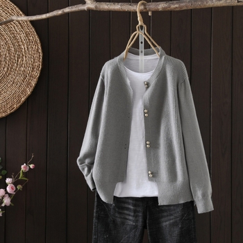 Кардиган от вискоза, литературно ретро стил, кръгло деколте, копчета, модел от едно парче.