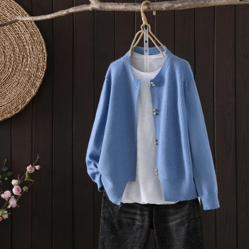 Кардиган от вискоза, литературно ретро стил, кръгло деколте, копчета, модел от едно парче.