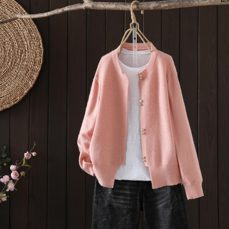 Кардиган от вискоза, литературно ретро стил, кръгло деколте, копчета, модел от едно парче.